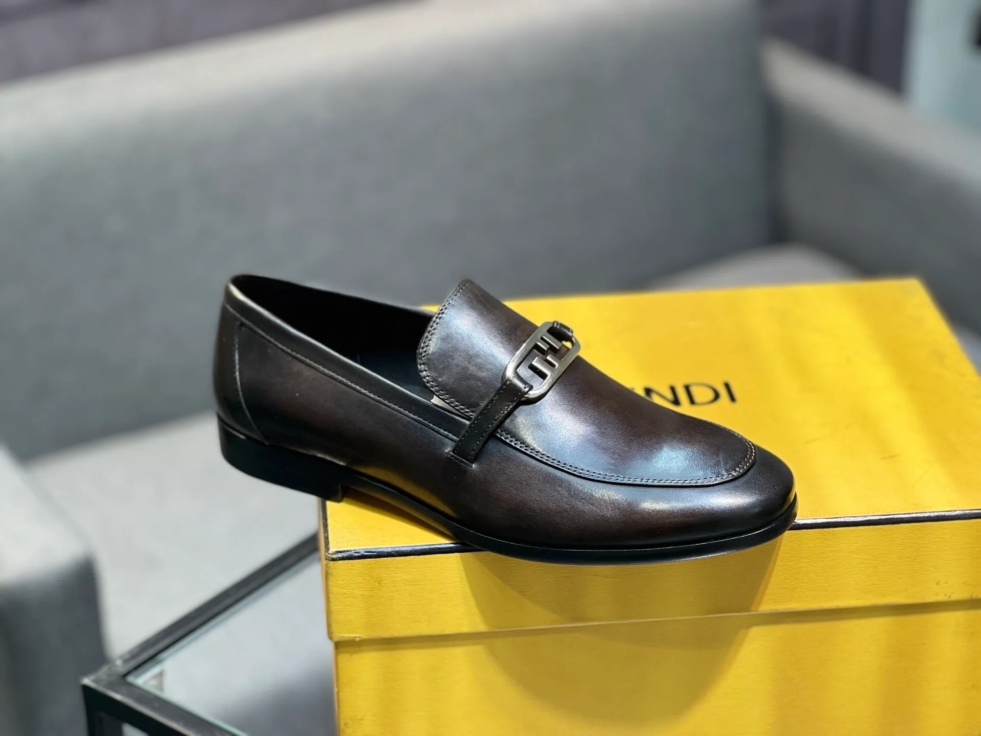Men's shoes 💰940 [FENDI] Fendi men's business casual leather shoes imported brand cloth/calf leather/open edge beads/brand logo printing -Inner lining: comfortable cowhide lining -Outsole: genuine leather outsole with rubber backing embedded in the heel, perfect injection molding -Super high quality control·Fine workmanship: highlighted (high-end·luxury·grade) -Size: 39-44.38.45.46 Customized, non-returnable